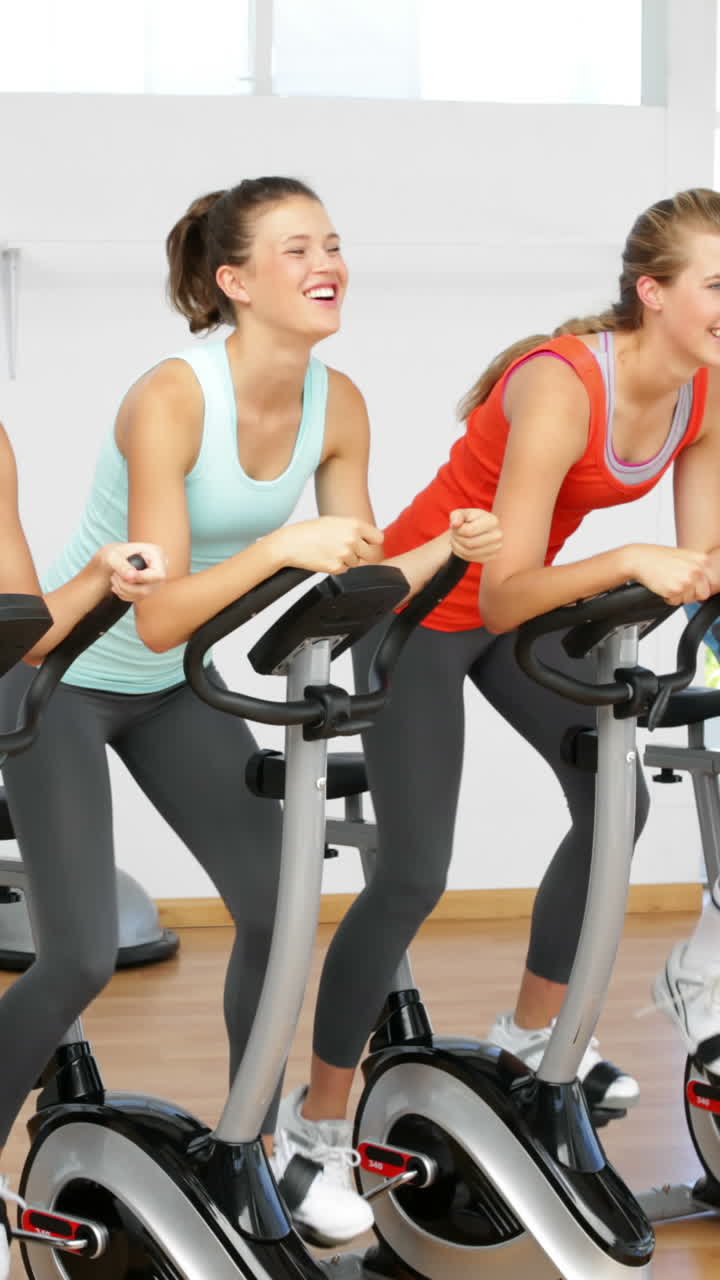 Clase de spinning en gimnasio.