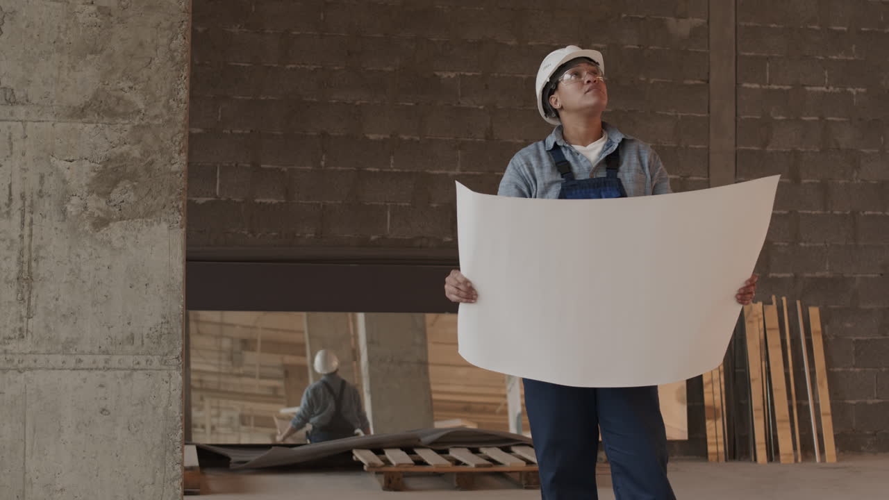 строительный специалист с большой бумагой