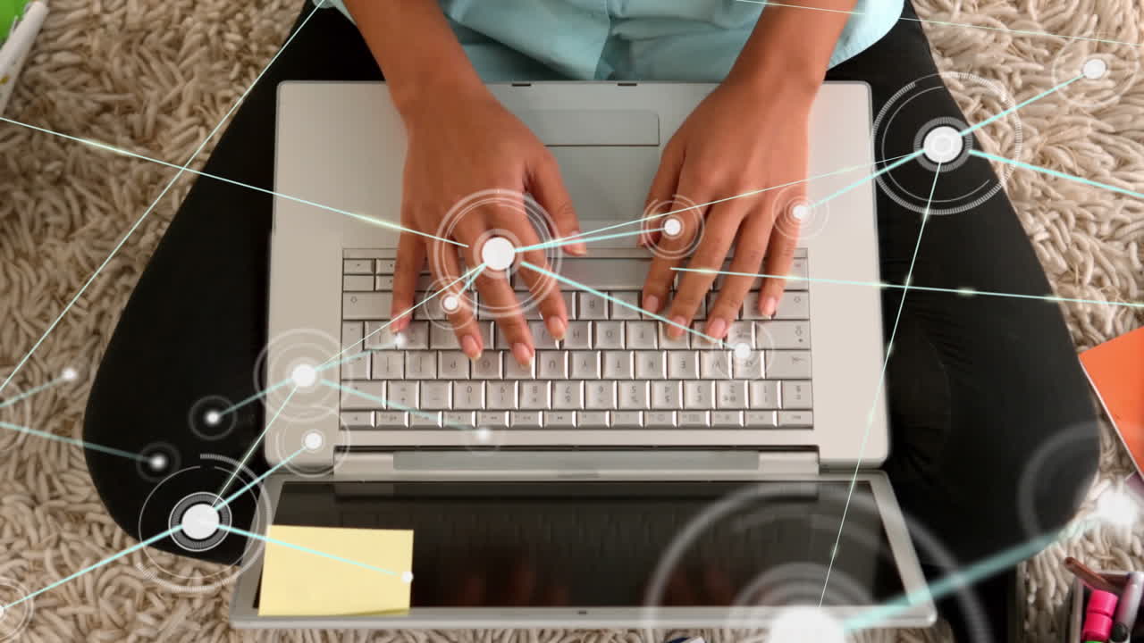 animación de una mujer de negocios biracial usando una computadora portátil con conexiones