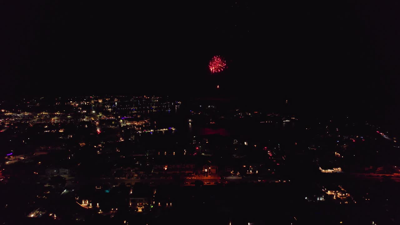호주 서부 퍼스의 민다리 정박지에서 불꽃놀이 옆으로 날아가는 조감도