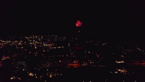 Vista-Aérea-Volando-Lateralmente-De-Fuegos-Artificiales-En-Mindarie-Marina-En-Perth,-Australia-Occidental