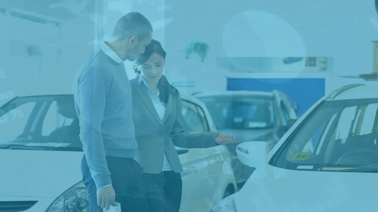 animación de procesamiento de datos sobre hombre caucásico con mujer de negocios en el salón de automóviles.