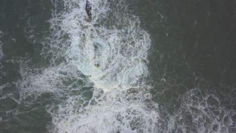 las olas chocan contra las rocas. un lugar icónico en la costa atlántica, la meca del surf en grandes olas. rocas en el faro de nazare, el lugar con las olas más grandes de europa, nazare, portugal.