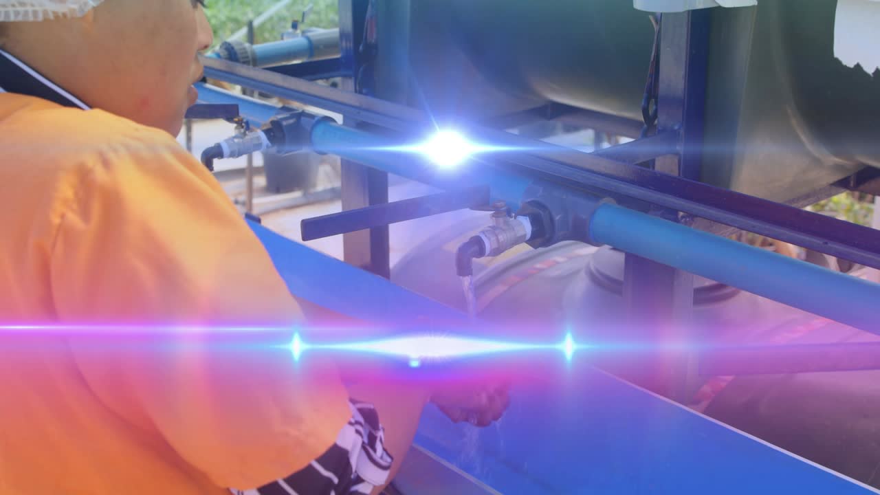 아프리카계 미국인 여성이 스탠드파이프에서 야외에서 손을  ⁇ 고 있는 파란색 빛  ⁇ 의 애니메이션