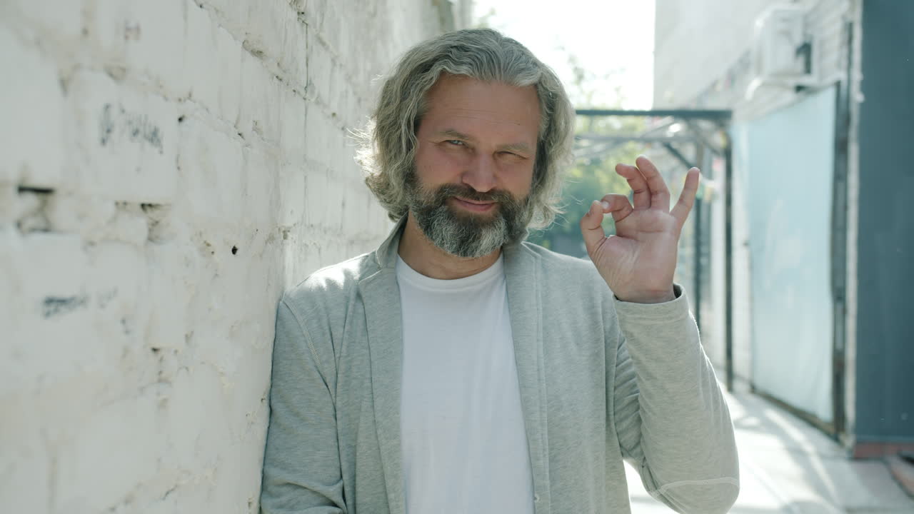 улыбающийся человек на открытом воздухе