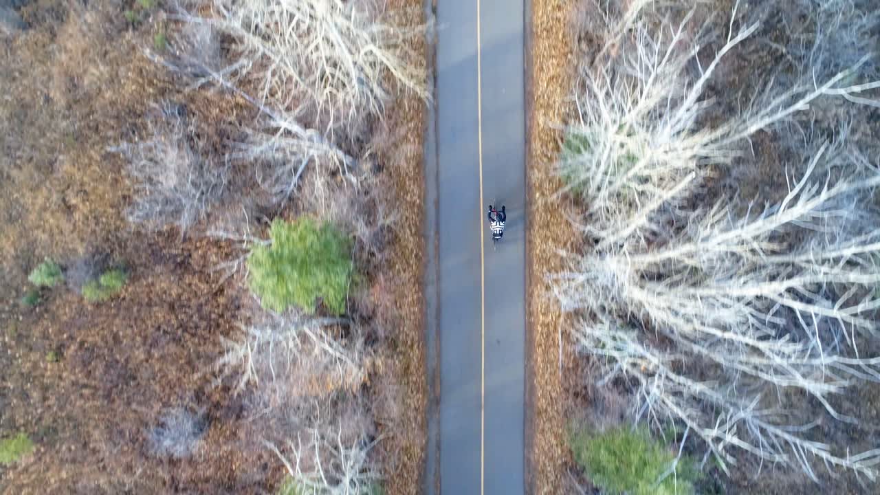 도로에서 자전거를 타는 사람 4k