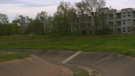 Aufsteigende-Drohnenaufnahme-Vom-Buffalo-Bayou,-Die-Die-Innenstadt-Von-Houston,-Texas-Zeigt