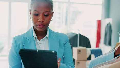 Black-woman-in-retail-with-tablet