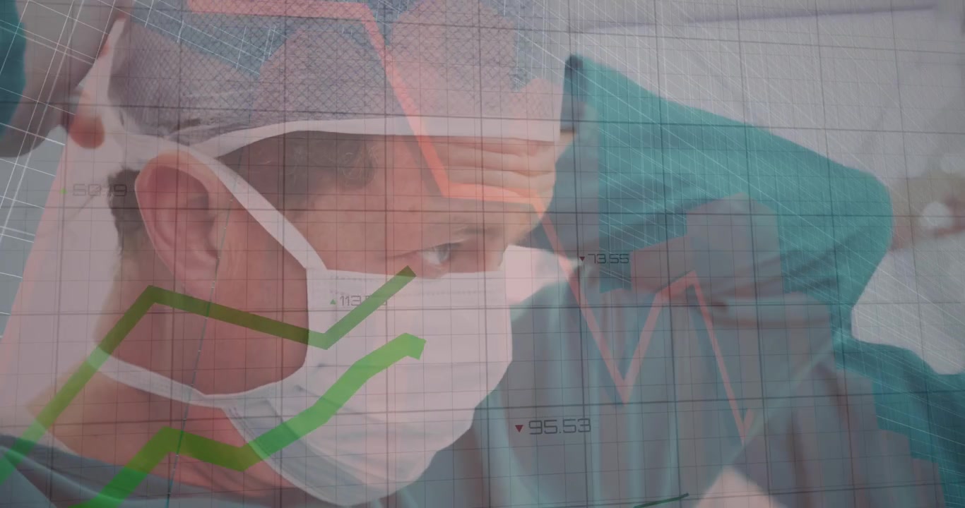 Análisis de datos sobre un cirujano senior con mascarilla destaca los avances en tecnología médica
