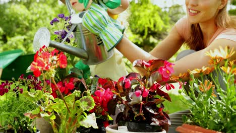 Süßes-Mädchen,-Das-Mit-Ihrer-Mutter-Blumen-Gießt