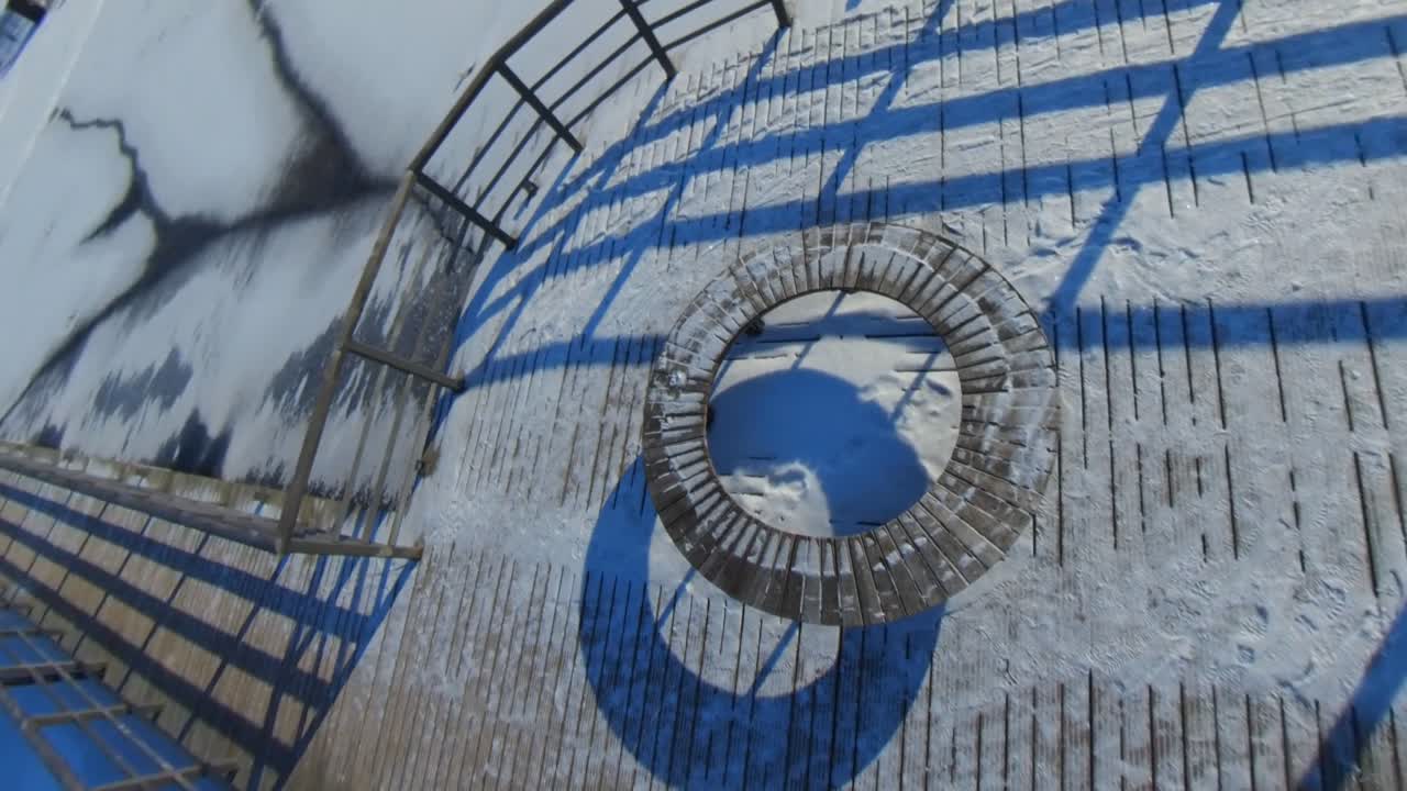 ⁇ 은 여름 날에 얼어붙은 강의 얼음에  ⁇ 힌 다리의 동적 롤링 영상