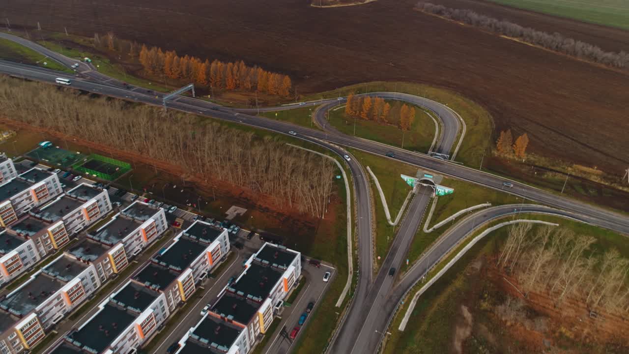 cruce de carreteras contemporáneo y bloque de viviendas cerca del campo