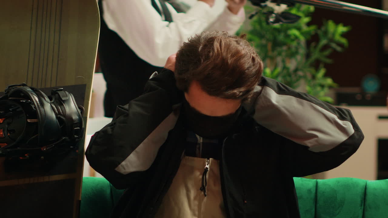 스키 장비를 갖춘 활동적인 사람