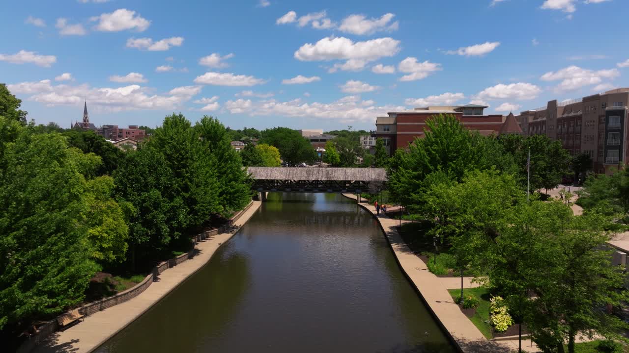 cinematográfico de establecimiento filmado sobre el río dupage en el centro de naperville, illinois