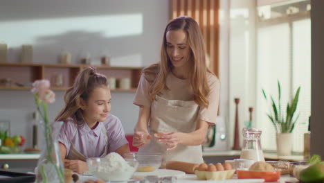 madre e hija horneando juntos en casa