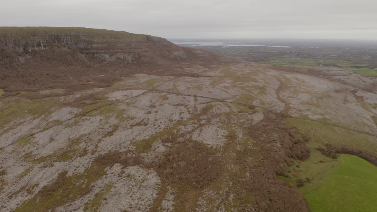 colina rocosa de piedra caliza, el parque nacional de burren