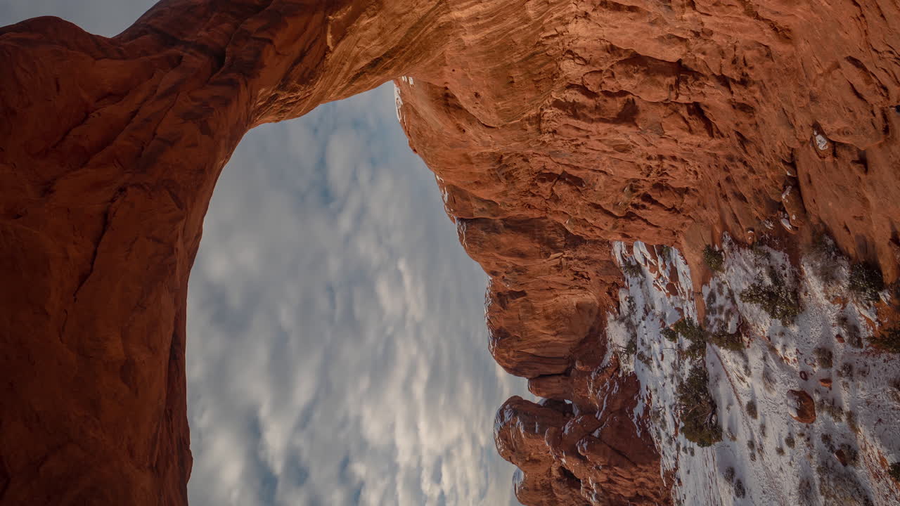 Time lapse 4K vertikal, lanskap menakjubkan Taman Nasional Arches Utah AS pada hari musim dingin yang cerah