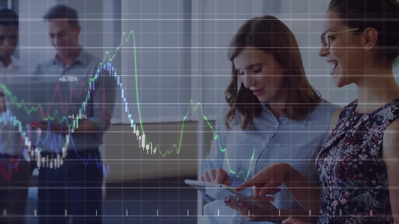 animación del procesamiento de datos financieros sobre personas de negocios que trabajan en la oficina