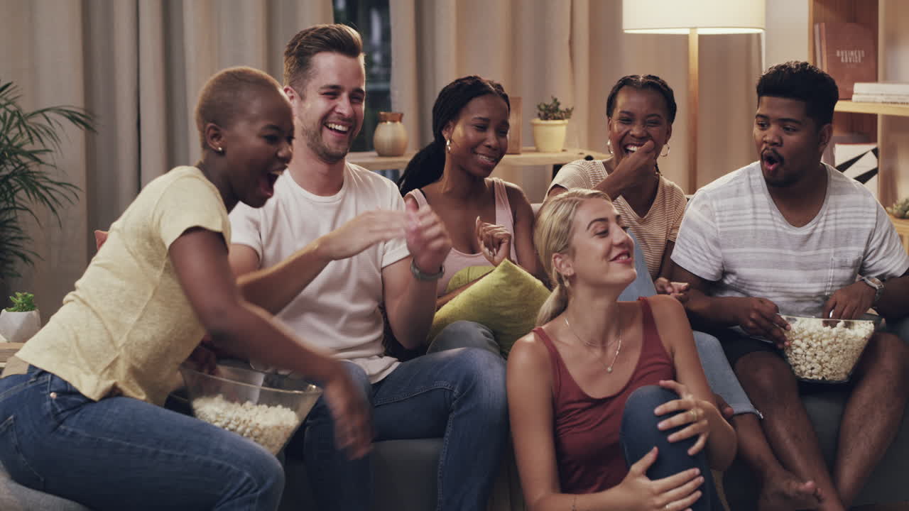 un gruppo di amici che urlano mentre guardano la tv