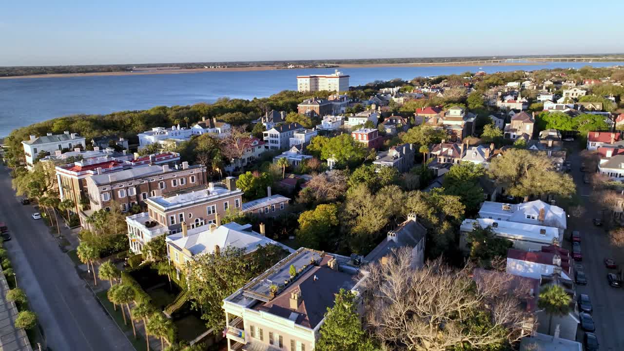 charleston sc, carolina del sur retirada aérea sobre casas antes de la guerra a lo largo de la batería