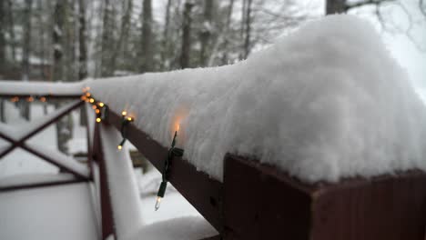 porche cubierto de nieve con luces navideñas