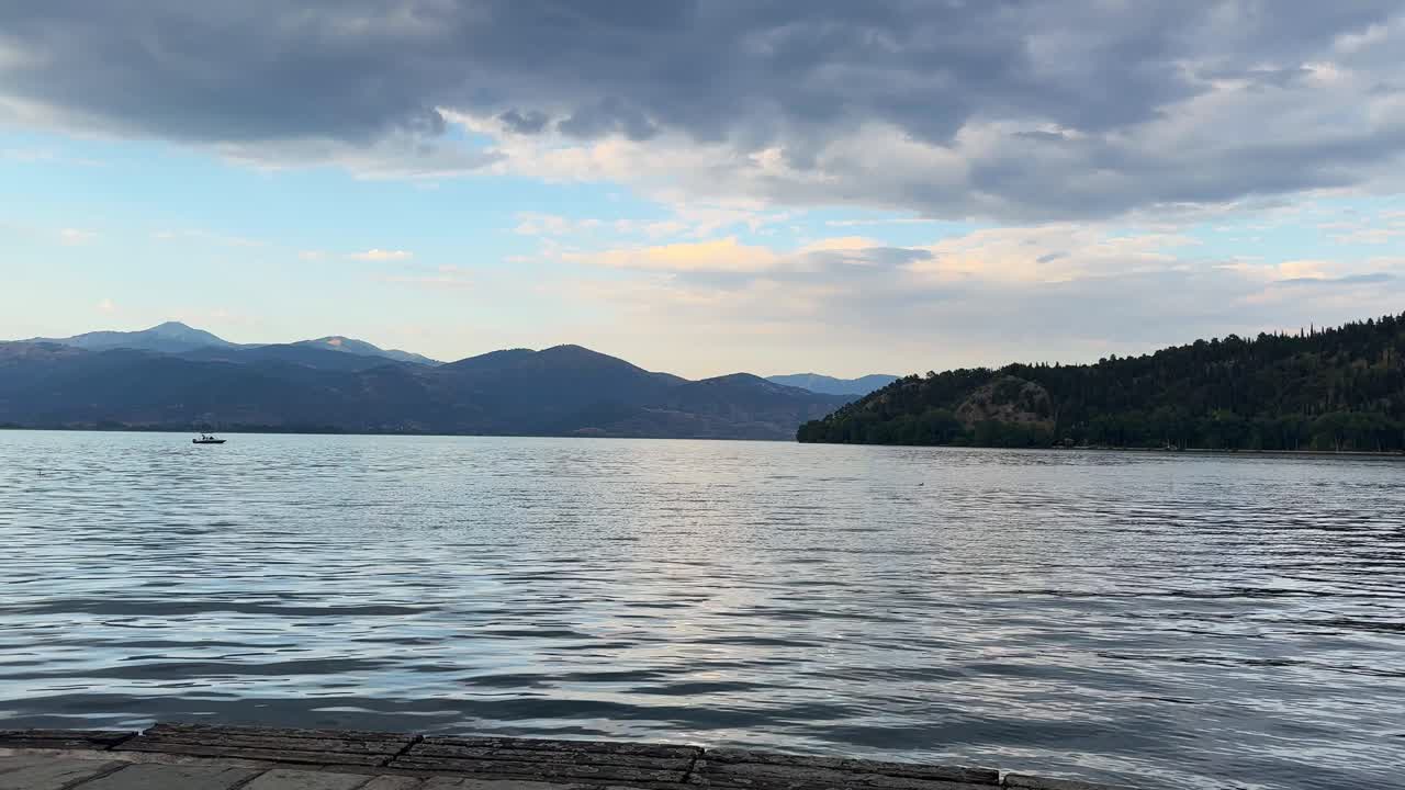 Lago di Kastoria Orestiada, Grecia. Natura, superficie d'acqua calma. Macedonia Occidentale, cielo nuvoloso.