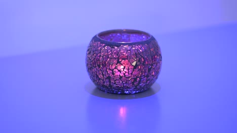 candelabro violeta con una vela en el interior