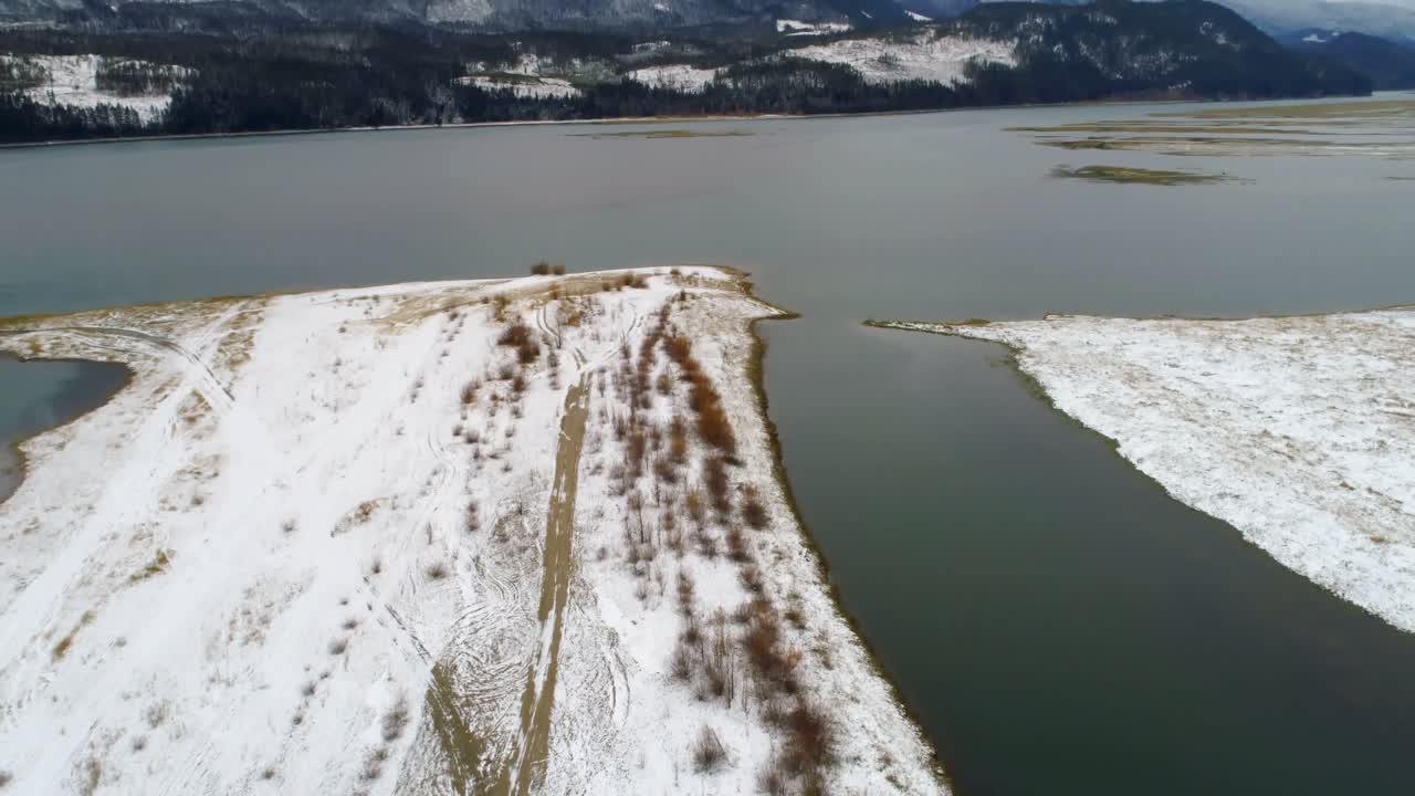 강 을 따라 눈 이  ⁇ 인 땅 과 산 들 4k