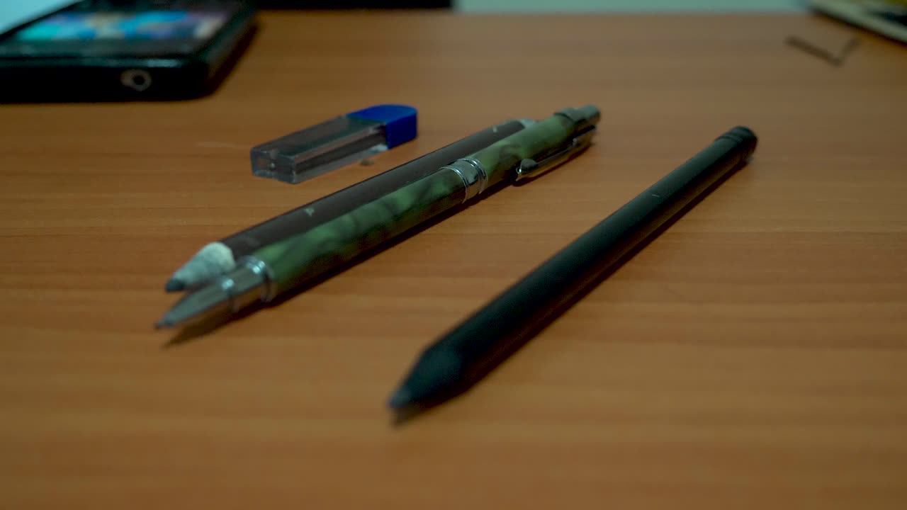 에티오피아 예술가는 그림을 시작할 펜이나 연필을 결정하는 것부터 시작하고, 직장에서 자유 시간이 있을 때 취미로 그림을 그립니다.