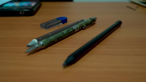 la artista etíope comienza decidiendo con qué bolígrafo o lápiz comenzar a dibujar, cuando tiene tiempo libre en el trabajo, se dedica a su pasatiempo de dibujar.