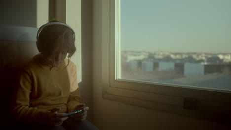 adolescente escuchando la música del amanecer