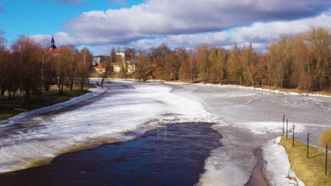 Kanubahn-Tore-„Krākītes“-Am-Fluss-Gauja,-Valmiera