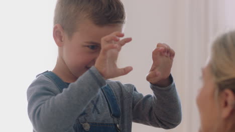 niño feliz jugando con su madre niño pequeño y lindo divirtiéndose fingiendo juego con su madre disfrutando de un fin de semana juguetón con su hijo familia paternidad 4k metraje