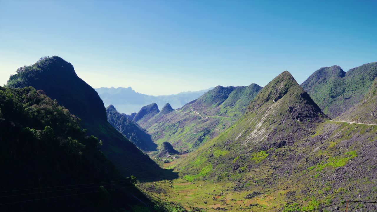 베트남 북부 하 루프 지역의 산맥 전망대