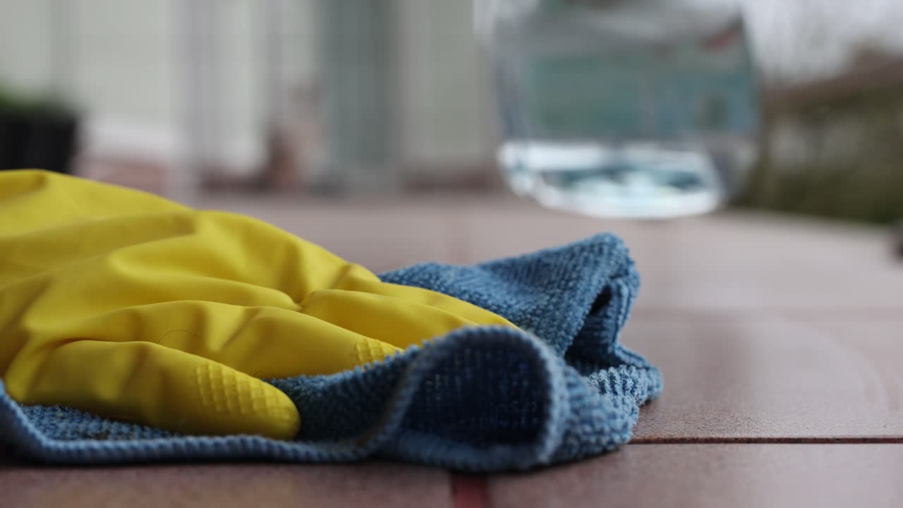 바에서 타일 바닥을 청소하는 여성, 봄 청소, 4k 영상