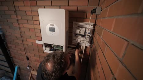 un electricista instalando un inversor en un hogar. la imagen muestra habilidad técnica, herramientas modernas y atención a la seguridad en el trabajo eléctrico