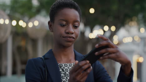 Retrato-Atractiva-Mujer-De-Negocios-Afroamericana-Usando-Un-Teléfono-Inteligente-Tomando-Fotografías-Turismo-Profesional-Mujer-Negra-Disfrutando-De-La-Tecnología-De-Cámara-Móvil