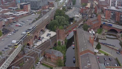 Drohnenschuss-Schwenkt-über-Castlefield-Kanäle-03