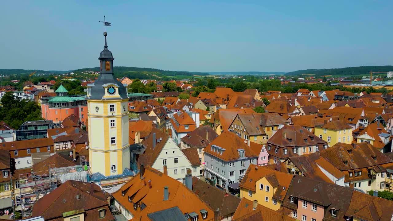 video drone aéreo de 4k de la torre del reloj en la muralla de la ciudad del centro de ansbach, alemania