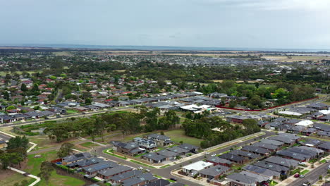 Ciudad-De-Arco-Aéreo-De-Lara,-Australia-Y-Bahía-De-Port-Phillip-En-La-Distancia