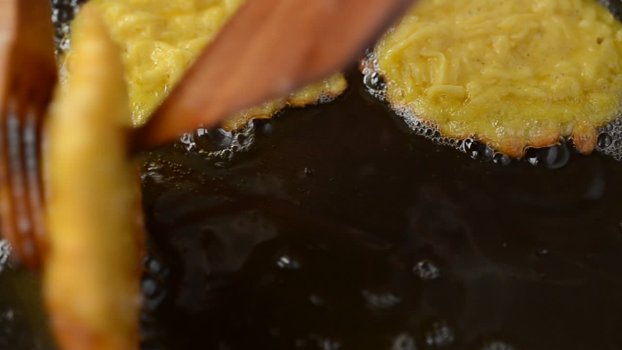 Friggiamo hash brown in padella. Cottura in padella