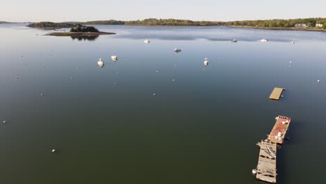 Schöne-Filmische-Luftaufnahme,-Die-über-Boote-Fliegt,-Die-Im-Hafen-Von-Hingham-Festgemacht-Sind