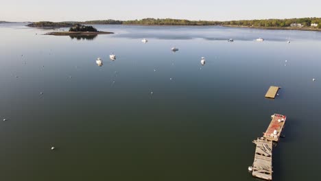 hermosa toma aérea cinematográfica volando sobre barcos amarrados en el puerto de hingham