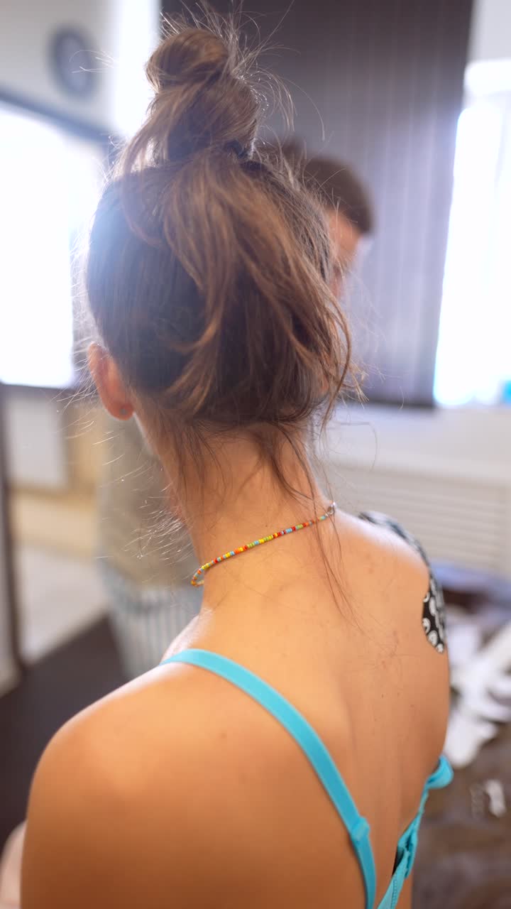 Mujer recibiendo soporte para el hombro con vendaje neuromuscular
