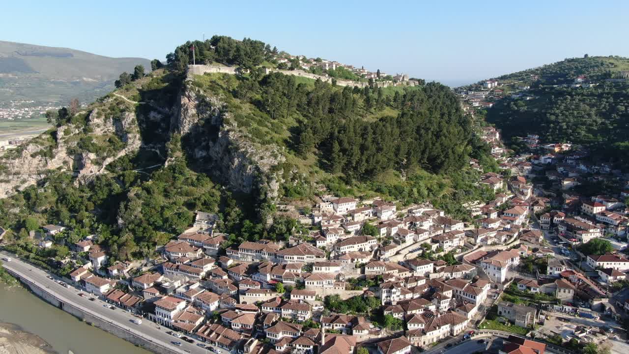 vista de aviones no tripulados en albania volando en la ciudad de berat sobre un castillo medieval en una fortaleza de tierra alta que muestra las casas de techo marrón de ladrillo desde arriba