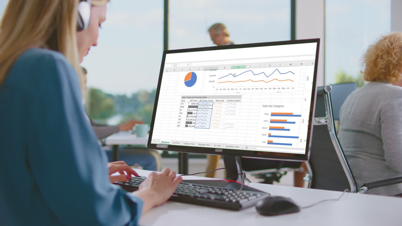 mujer de negocios analizando datos de ventas en la computadora