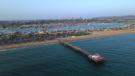 Excelente-Vista-Aérea-Del-Muelle-Y-La-Playa-En-Newport-Beach,-California