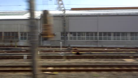 paisaje urbano que pasa por fuera de la ventana del tren con muchos edificios