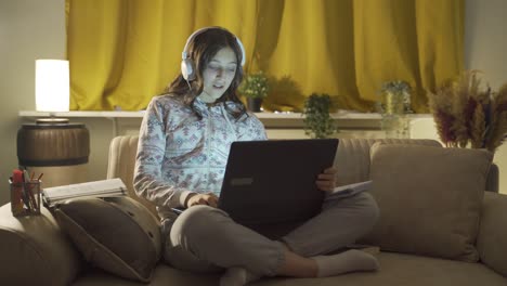 un estudiante se enoja cuando ve malos resultados de exámenes en la computadora portátil.