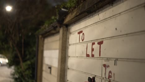 Dreckige-Und-Alte-Garage-Zu-Vermieten-Im-Vereinigten-Königreich,-Bei-Nacht,-Steigender-Miete-Und-Armut